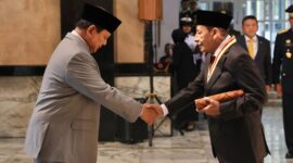 Menteri Pertahanan Prabowo Subianto memberikan penghargaan Penganugrahaan Dharma Pertahanan kepada Anggota Wantimpres Habib Muhammad Luthfi bin Ali Bin Yahya. (Dok. Tim Media Prabowo) 
