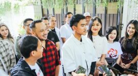 Penyerahan kartu tanda anggota (KTA) PSI Kaesang Pangarep. (Facbook.com/@Partai Solidaritas Indonesia )
