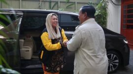 Ketua Umum Partai Gerindra Prabowo Subianto menyambut kehadiran putri almarhum Presiden keempat RI Abdurrahman Wahid atau Gus Dur, Yenny Wahid. (Dok. Tim Media Prabowo Subianto) 
