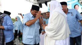 Calon Presiden Prabowo Subianto bersama Muhammad Luthfi bin Yahya dalam acara Ndaru Bersholawat di Serang, Banten. (Dok. TKN Prabowo Gibran)