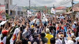 Calon presiden nomor urut 2, Prabowo Subianto menyapa puluhan ribu masyarakat Sulawesi Utara yang memadati Lapangan Schwarz, Langowan. (Dok. TKN Prabowo Gibran)