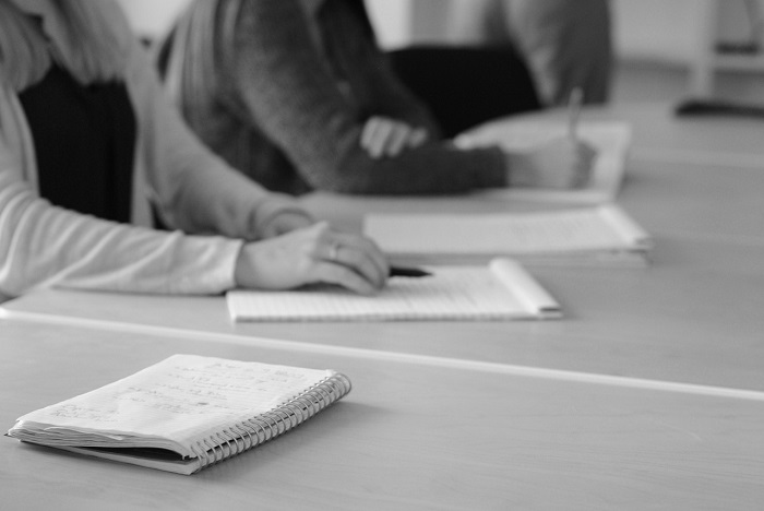 Jurnalis ekonomi menyiapkan liputan acara perusahaan dengan fokus pada data konkret. (Pixabay.com/damianlopjus)

