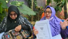 Pemilik ruko di Kreo Selatan menunjukkan dokumen kepemilikan saat memberikan keterangan terkait sengketa lahan yang berdampak pada penutupan usaha dan kerugian miliaran rupiah. (Foto: Istimewa)