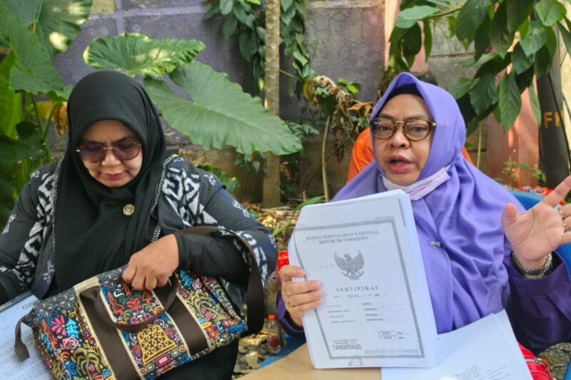 Pemilik ruko di Kreo Selatan menunjukkan dokumen kepemilikan saat memberikan keterangan terkait sengketa lahan yang berdampak pada penutupan usaha dan kerugian miliaran rupiah. (Foto: Istimewa)